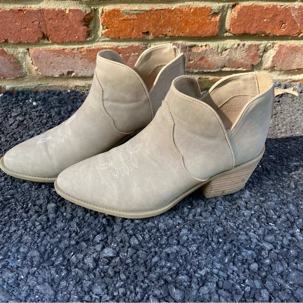 080 Cushionaire Tan Embroidered Western Ankle Booties Side Cut Out Size 8.5